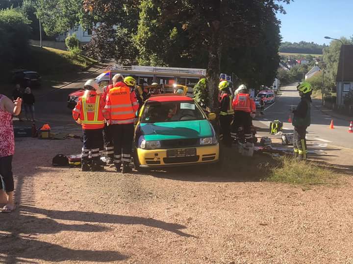 Datei:Einsatzuebung TH VU mit DRK und LB Osterbruecken 20180819 1.jpg