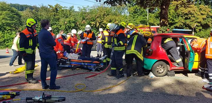 Datei:Einsatzuebung TH VU mit DRK und LB Osterbruecken 20180819 12.jpg