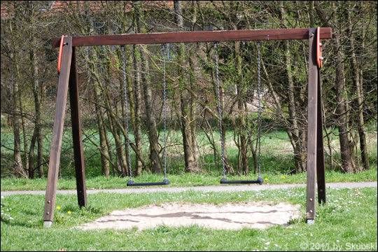 Datei:Spielplatz dorfplatz 03.jpg
