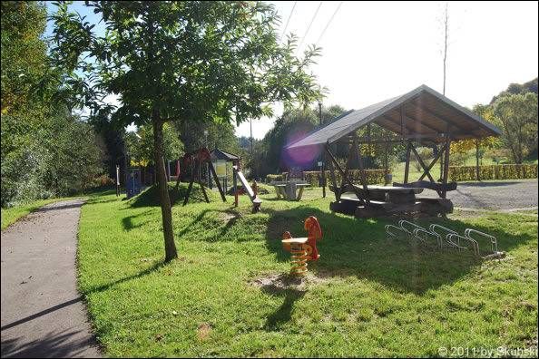 Datei:Spielplatz dorfplatz 06.jpg