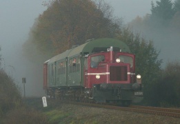 Zug der Ostertalbahn im Herbst