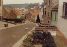 "Zu den Eichen", Blickrichtung NO Am Ende der Straße Schwarz'es Haus, links daneben ehemaliger Tanzsaal von Karl Harth.