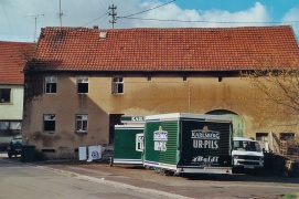 Vor der Wirtschaft Sutter, 90er Jahre