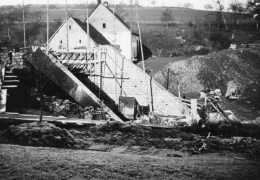 Bau der Eisenbahnbrücke in der Straße "Am Steinhübel"